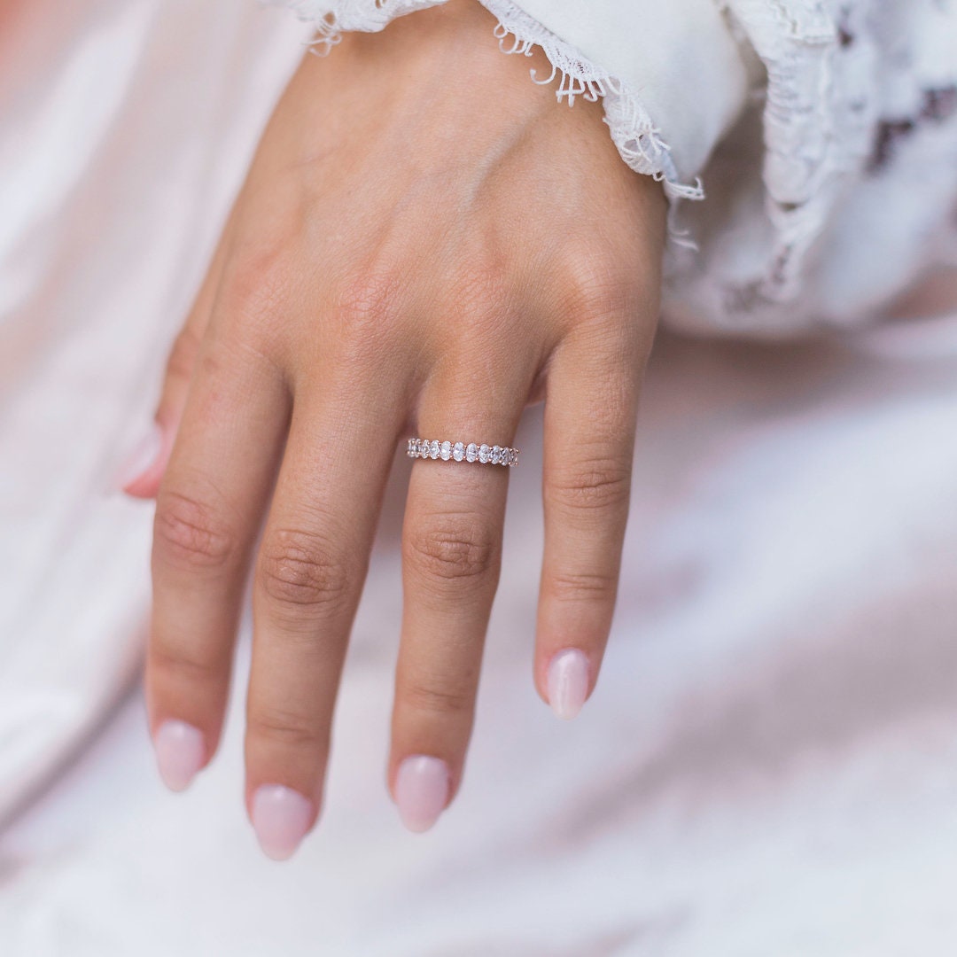 2.76 TCW Oval Shared Prong Moissanite Wedding Band - farrellouise