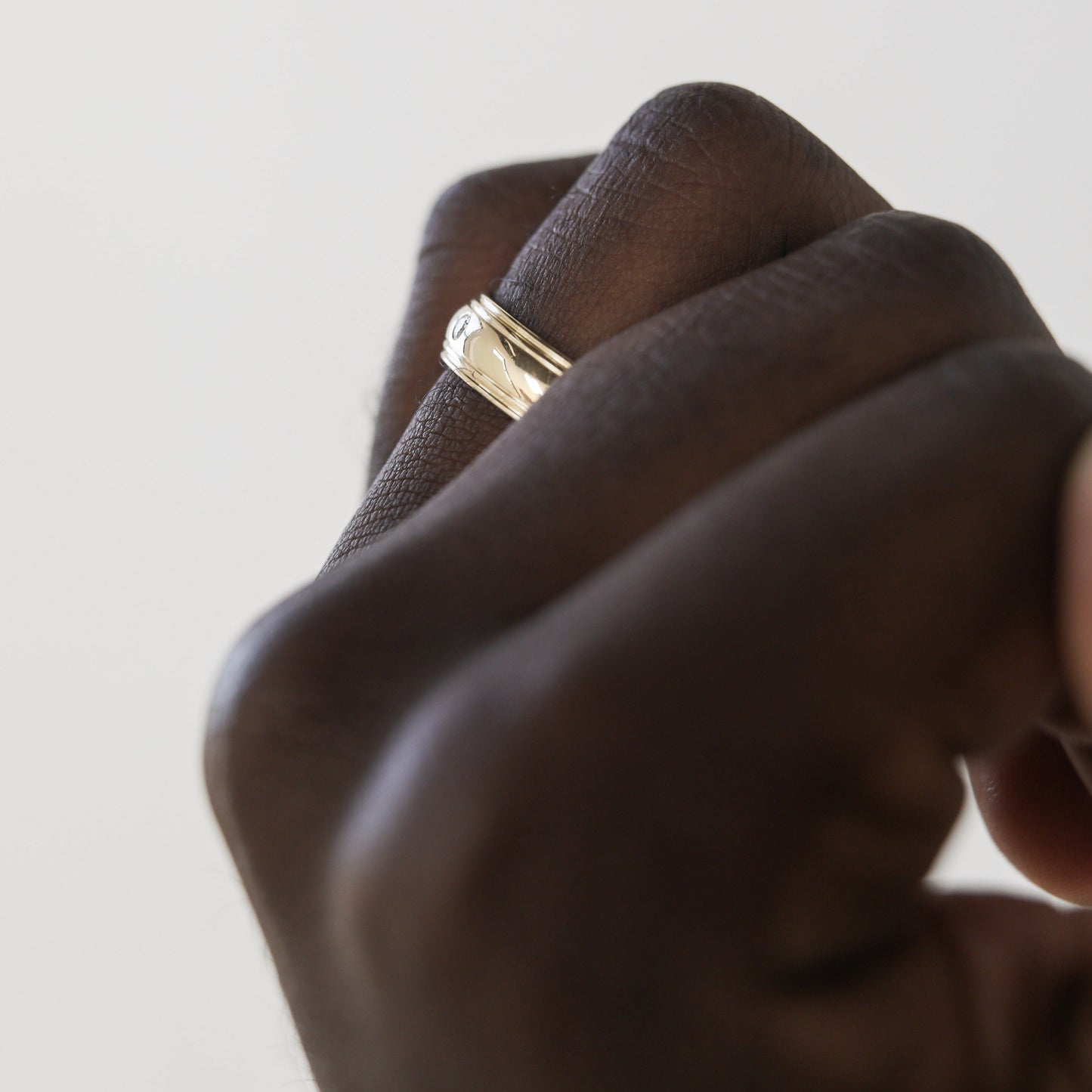 Classic Single Stone Polished Finish Men's Wedding Band - farrellouise