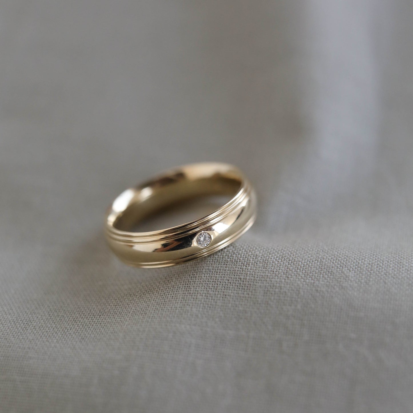 Classic Single Stone Polished Finish Men's Wedding Band - farrellouise