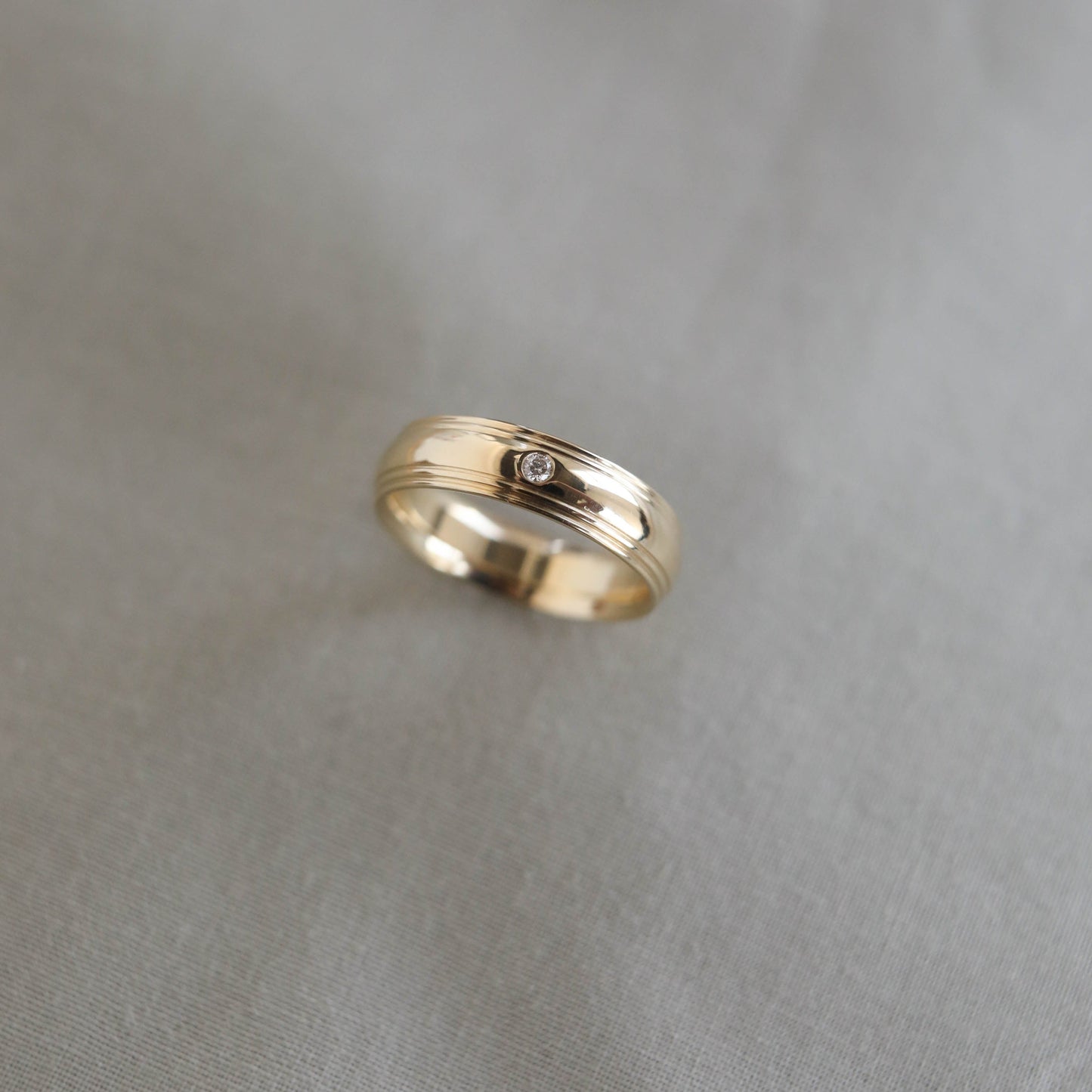 Classic Single Stone Polished Finish Men's Wedding Band - farrellouise