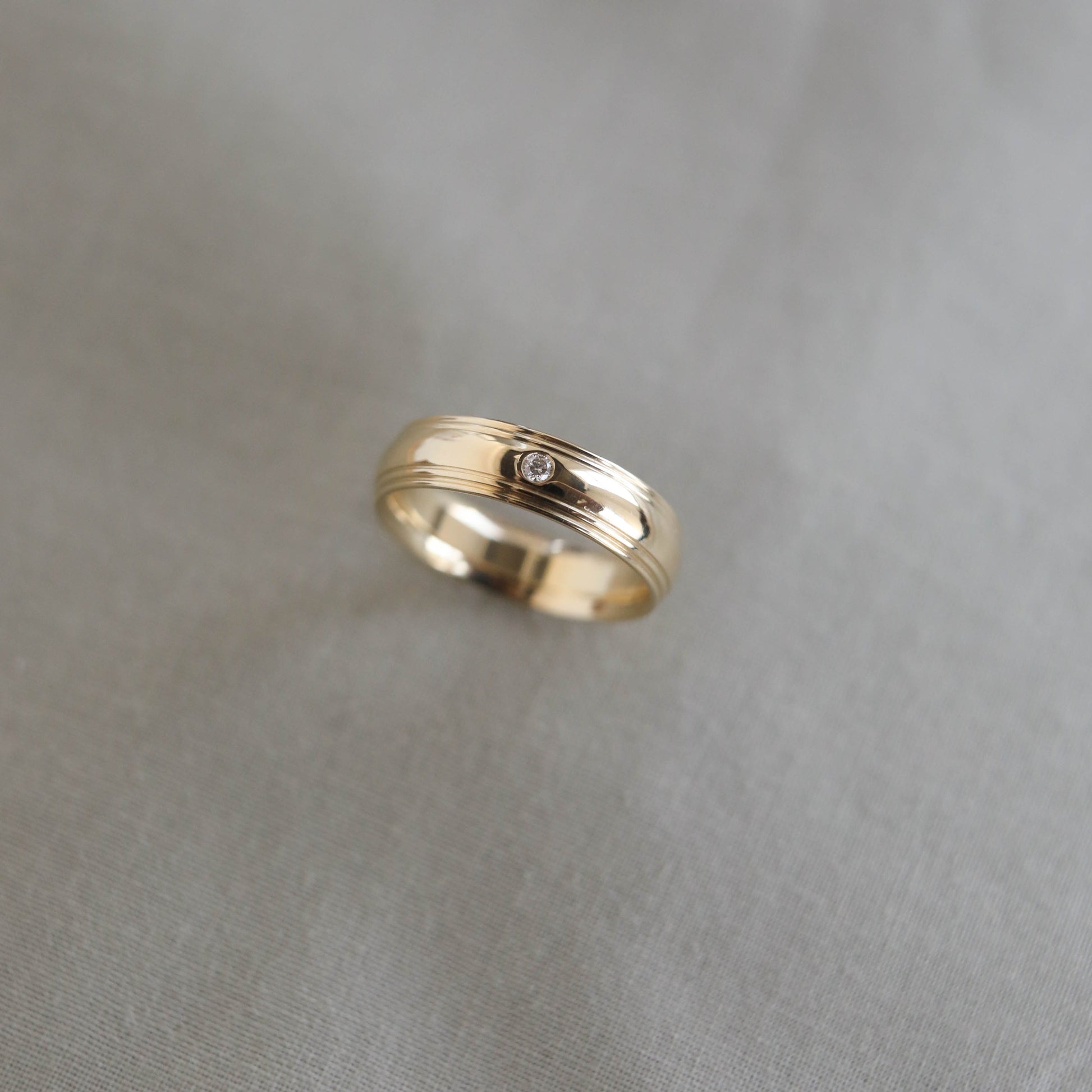 Classic Single Stone Polished Finish Men's Wedding Band - farrellouise