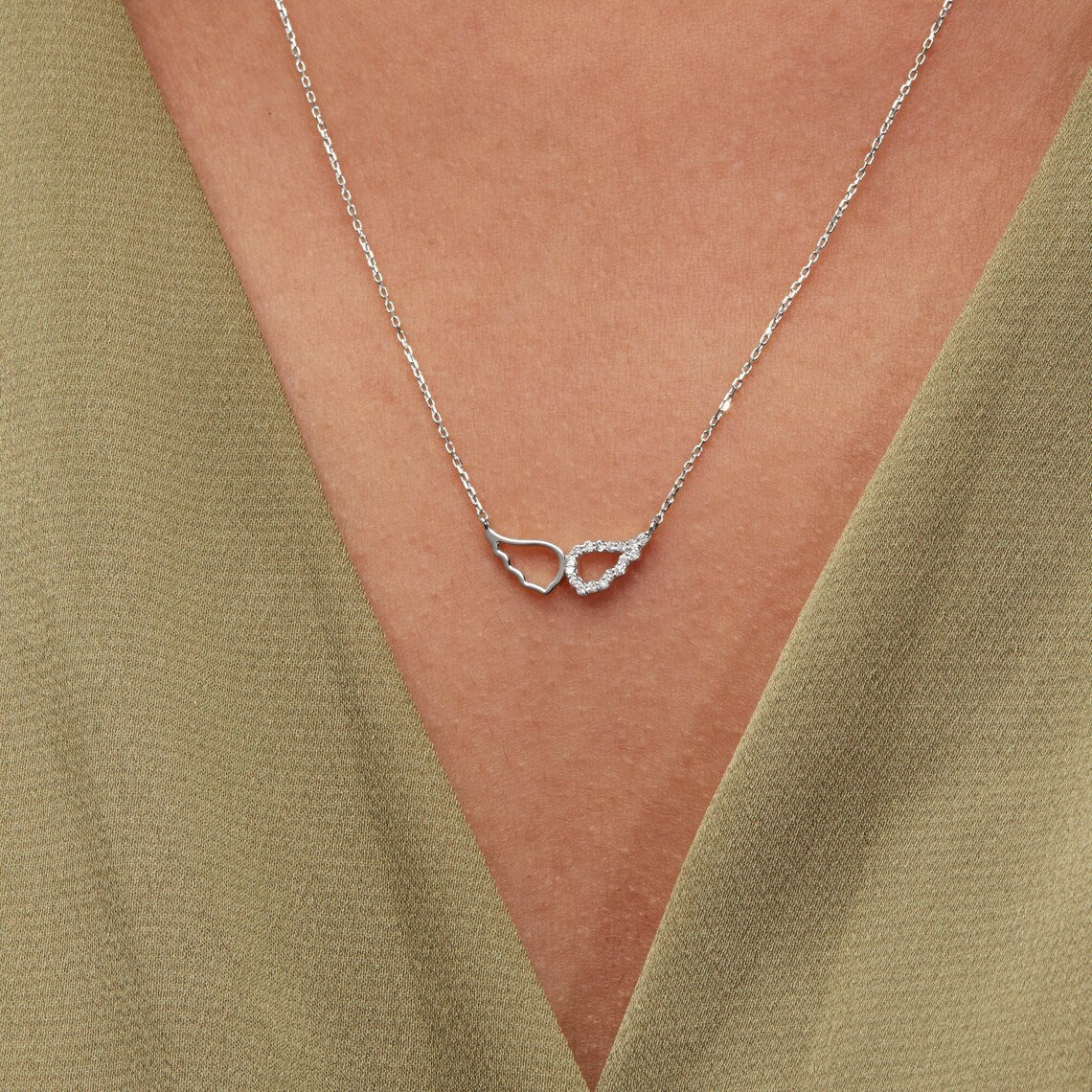 0.10 TCW Round Moissanite Diamond Wing Pendent Necklace - farrellouise