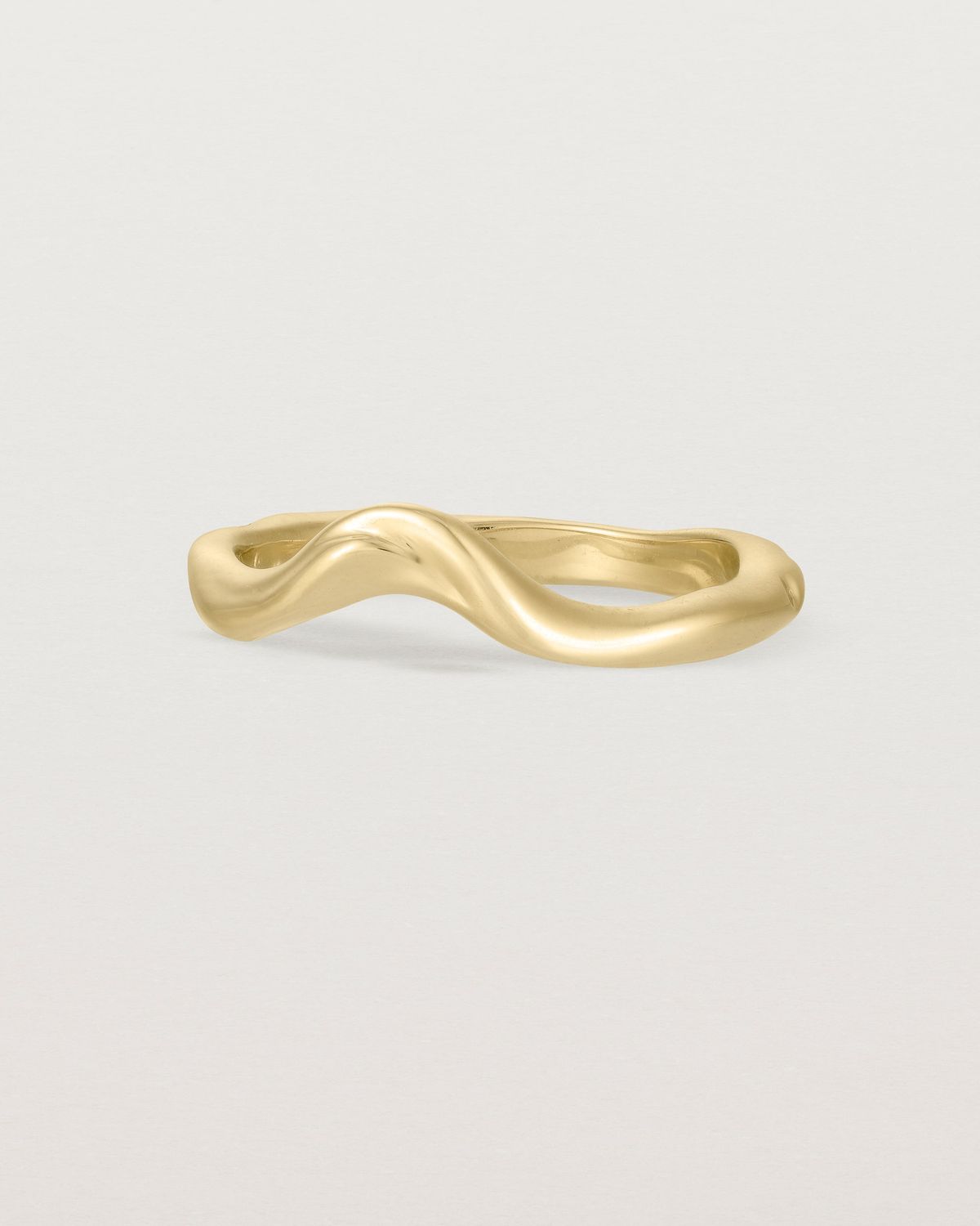 lolly_fluid_style_crown_plain_gold_wedding_band_2