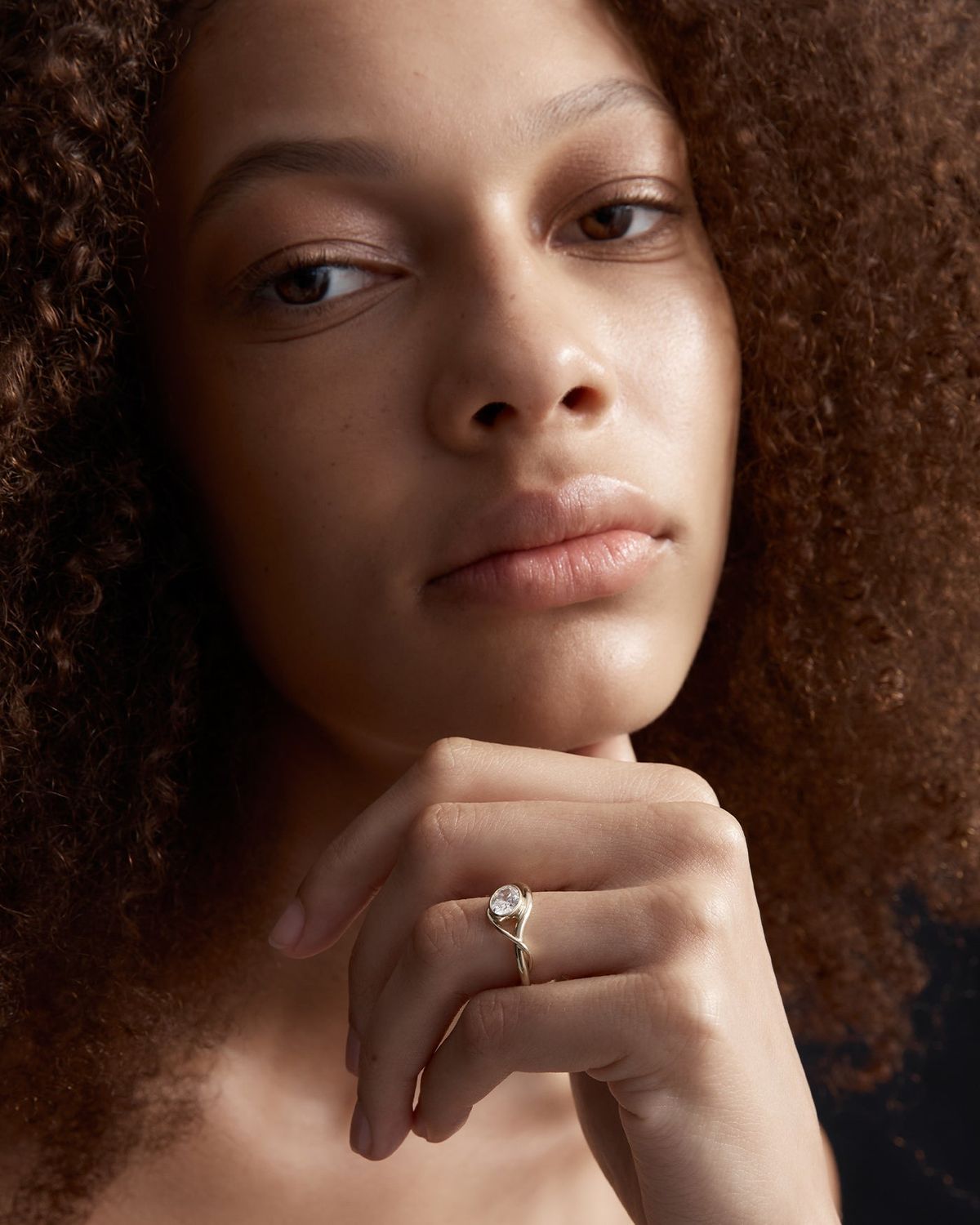 octavia_oval_cut_lab_diamond_solitaire_ring_with_fluid_band_4